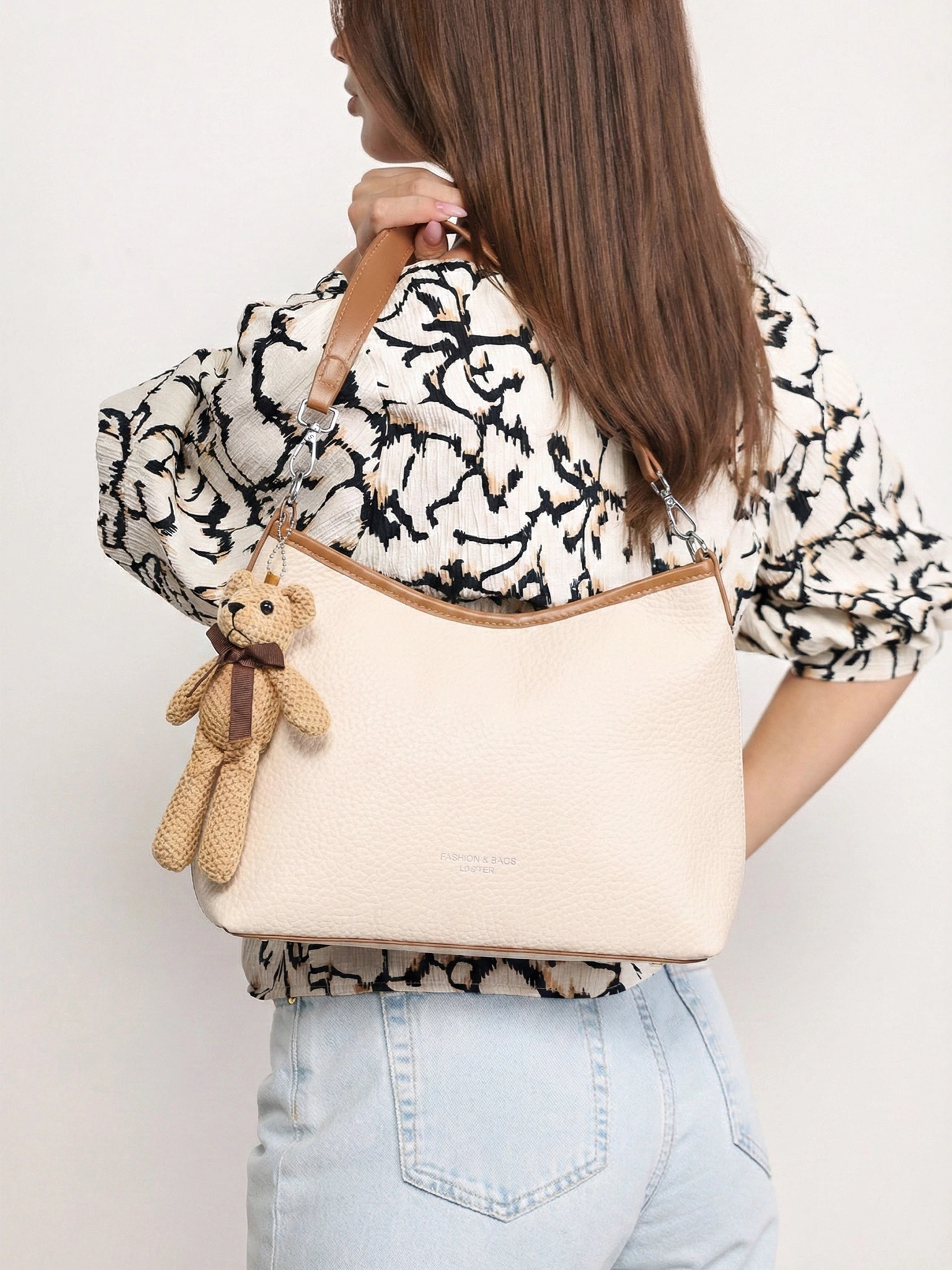 Сумка-кроссбоди  с декоративным брелком в ассортименте